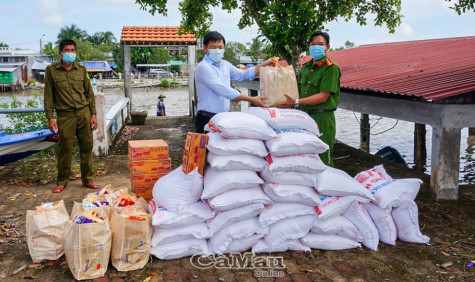 CLB Du học sinh thăm, động viên các chốt kiểm dịch