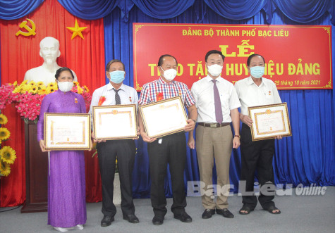 Trao Huy hiệu Đảng cho 36 đảng viên thuộc Đảng bộ TP. Bạc Liêu
