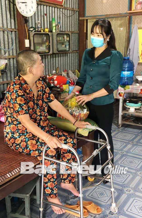 Báo Bạc Liêu: Trao tặng 40 suất quà cho các hộ dân khó khăn huyện Vĩnh Lợi