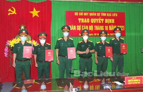 Bộ CHQS tỉnh: Trao quyết định nhân sự cán bộ năm 2021