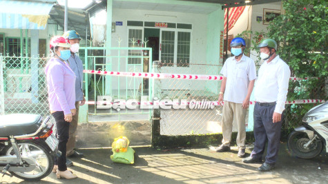 Ủy ban MTTQ Việt Nam TP. Bạc Liêu: Tặng hơn 200 phần quà cho khu phong tỏa và người bán vé số