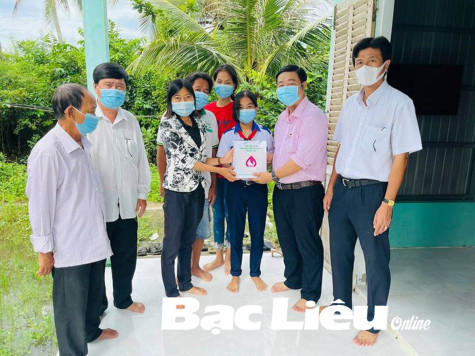 Tiếp sức học sinh nghèo