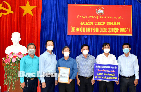 Ủy ban MTTQ Việt Nam tỉnh tiếp nhận sự hỗ trợ từ Ban Liên lạc đồng hương Bạc Liêu - Cà Mau tại TP. Hồ Chí Minh