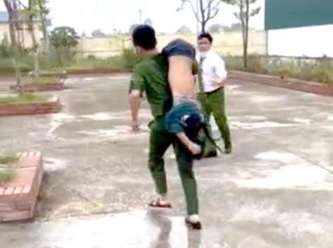 “Có muốn làm con nuôi chú không?”