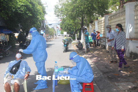 Lập biên bản 12 người trong khu phong tỏa tự ý ra ngoài