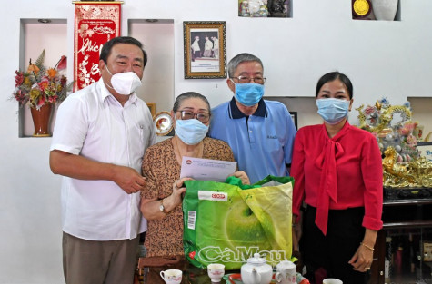 Thăm, tặng quà nguyên lãnh đạo Uỷ ban MTTQ Việt Nam tỉnh