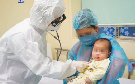Cần biết: Trẻ mắc COVID-19 có triệu chứng sốt, ho, khó thở...
