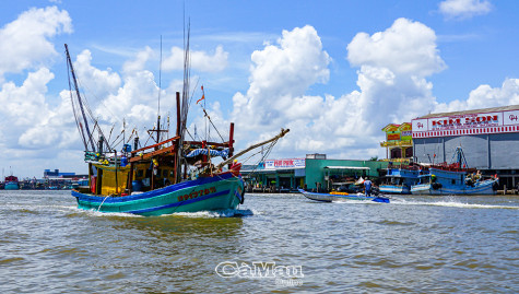 Khẩn trương tìm kiếm 2 thuyền viên mất tích trên biển