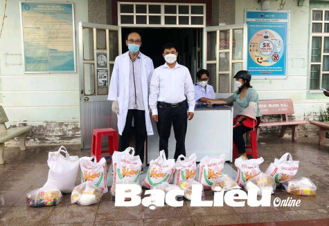 Tặng 130 túi an sinh và nhiều phần quà cho người dân khó khăn và lực lượng tuyến đầu chống dịch