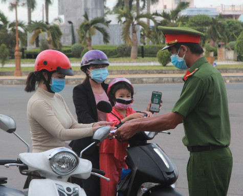 Cán bộ, công chức, viên chức: Hạn chế ra đường sau 21 giờ, không đến nơi tập trung trên 10 người