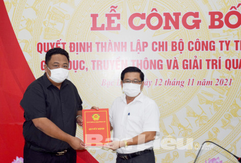 Đảng ủy Khối các cơ quan tỉnh: Trao Quyết định thành lập Chi bộ Công ty TNHH Đầu tư Giáo dục - Truyền thông và Giải trí Quang Thắng