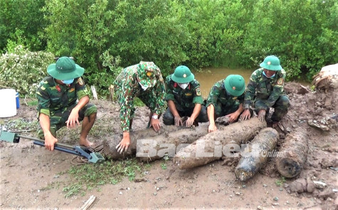 Bàn giao 5 quả bom còn sót lại sau chiến tranh