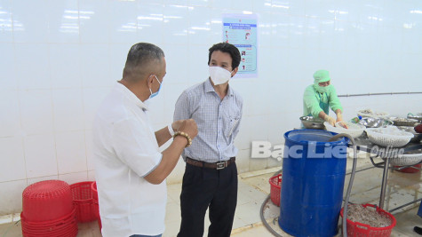 Huyện Đông Hải và TX. Giá Rai: Tăng cường kiểm soát dịch trong các doanh nghiệp chế biến thủy sản