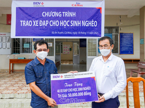 Báo Cà Mau - BIDV trao tặng 40 xe đạp cho học sinh nghèo