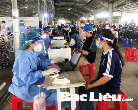 Tiêm vắc-xin cho người dưới 18 tuổi: Trẻ vui mừng, phụ huynh yên tâm
