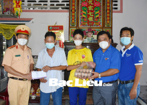 Thăm, tặng quà cho 5 trẻ em mồ côi cha, mẹ do đại dịch COVID-19