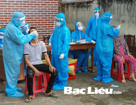 Những người đi tầm soát COVID-19