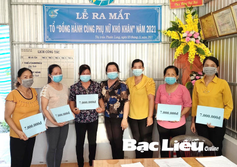 Hội LHPN TP. Bạc Liêu trao tặng học bổng và quà cho trẻ em mồ côi do dịch COVID-19