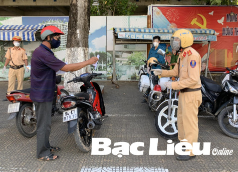 TP. Bạc Liêu: Kiểm tra, lấy mẫu tầm soát COVID-19 ngẫu nhiên người tham gia giao thông