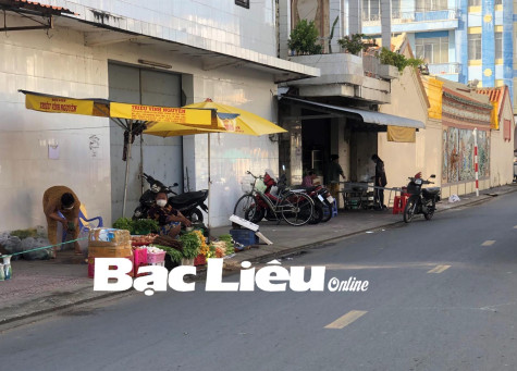 Né quy định siết chặt người ra vào chợ, tiểu thương dạt ra ngoài mua bán