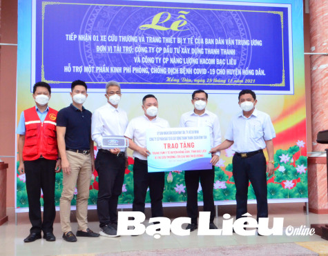 Huyện Hồng Dân: Tiếp nhận xe cứu thương và kinh phí chống dịch do Dân vận Trung ương và các nhà tài trợ đến từ TP. Hồ Chí Minh trao tặng