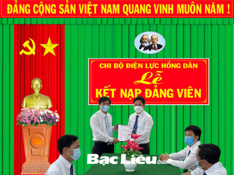Tháng 11/2021, các chi bộ Điện lực kết nạp 4 đảng viên mới