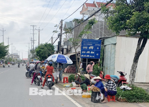 Nhiều điểm mua bán tự phát thiếu an toàn phòng, chống dịch