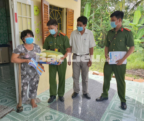 Chia sẻ khó khăn với người dân​ trong đại dịch