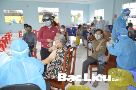 Người cao tuổi, người có bệnh nền cần được tiêm vắc-xin ngừa COVID-19