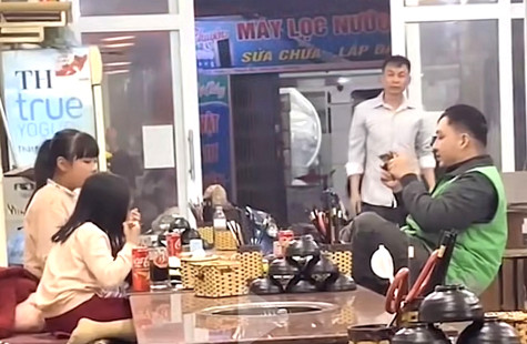 Chú bảo vệ ngập tràn hạnh phúc vì được tổ chức sinh nhật