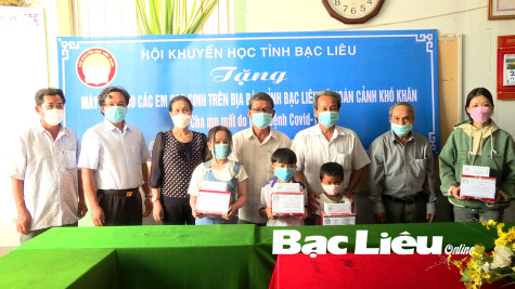 Tặng quà cho học sinh có hoàn cảnh khó khăn, mồ côi do dịch bệnh COVID-19