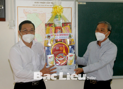 Ban Dân tộc và Tôn giáo tỉnh: Thăm, tặng quà các cơ sở tôn giáo nhân dịp Giáng sinh năm 2021