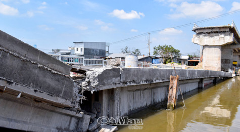 Cầu đang xây trên 54 tỷ bị sụp trụ