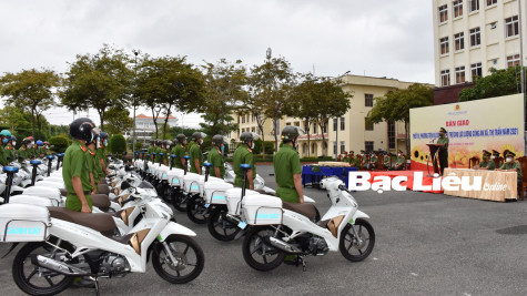 Bàn giao thiết bị, phương tiện và công cụ hỗ trợ lực lượng công an xã, thị trấn