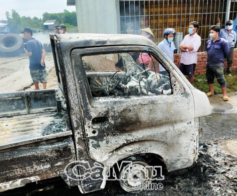Xe tải chở dầu bốc cháy, 4 căn nhà bị thiêu rụi