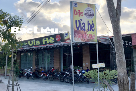 Nhiều quán cà phê vẫn phục vụ khách tại chỗ