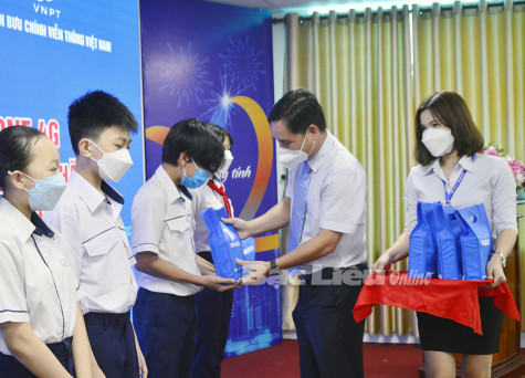 Tập đoàn Bưu chính - Viễn thông Việt Nam: Tặng 2.000 máy tính bảng và sim Vinaphone 4G cho học sinh có hoàn cảnh khó khăn tỉnh Bạc Liêu