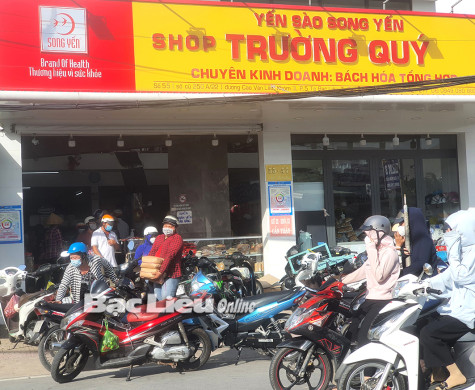 Cửa hàng tạp hóa “thích ứng” trong mùa dịch