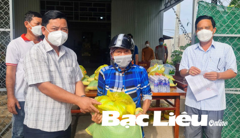 Huyện Hồng Dân: Trao tặng 200 suất quà cho các hộ khó khăn và đồng bào dân tộc Khmer
