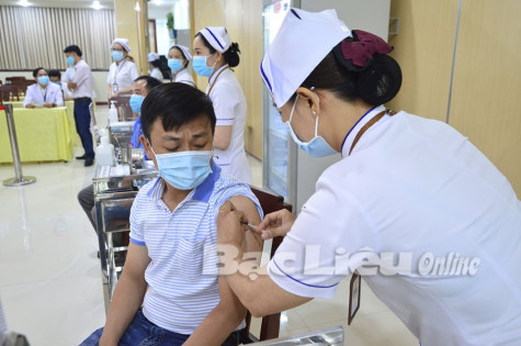 Thần tốc tiêm vắc-xin và đẩy mạnh thực hiện các biện pháp phòng COVID-19