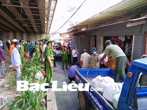 UBND Phường 3: Cưỡng chế tháo dỡ 2 ki-ốt sử dụng trái phép lòng đường để bày bán hàng hóa