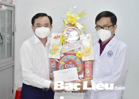 Đoàn cán bộ tỉnh thăm, chúc tết đội ngũ y, bác sĩ tuyến cơ sở