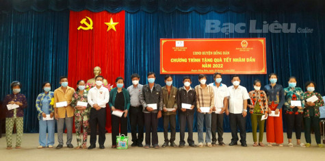Đoàn ĐBQH tỉnh: Trao tặng 350 suất quà cho hộ nghèo tại huyện Hồng Dân