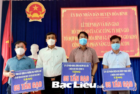 Huyện Hòa Bình tiếp nhận 15 tấn gạo của các công ty điện gió hỗ trợ người nghèo
