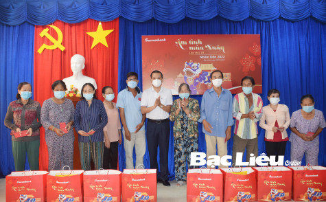 Ngân hàng Sacombank chi nhánh Bạc Liêu: Tặng 160 phần quà cho các hộ khó khăn đón tết