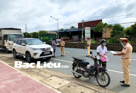 Tuyên truyền Luật An toàn giao thông cho các đơn vị kinh doanh và người dân