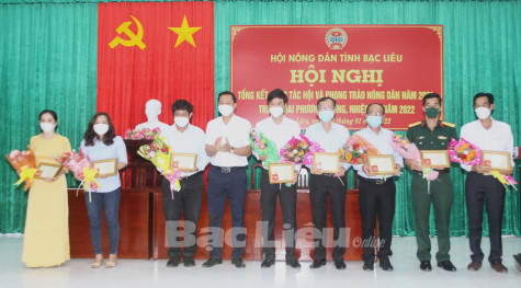 Trao Kỷ niệm chương Vì giai cấp nông dân Việt Nam cho 13 cá nhân