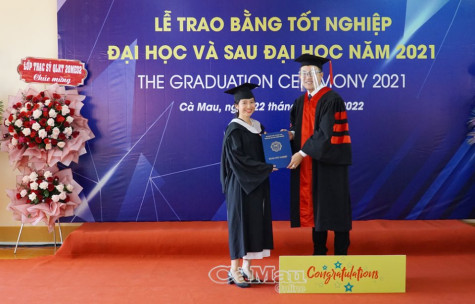 Trao bằng tốt nghiệp cho 221 tân thạc sĩ, cử nhân, kỹ sư