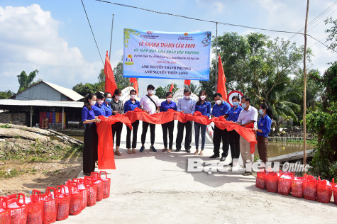 Tỉnh đoàn: Khánh thành cầu Kênh 8000 và tặng 300 suất quà tết cho hộ nghèo huyện Hồng Dân, Đông Hải