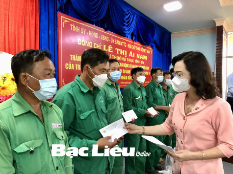 Phó Bí thư Thường trực Tỉnh ủy - Lê Thị Ái Nam tặng quà Tết cho công nhân Trung tâm Dịch vụ đô thị